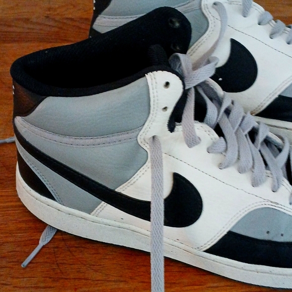 Size 9 ..classic and vintage pair of NIKE'S.worn twice..smoke free home - Picture 2 of 3